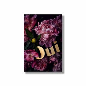 Oui goldene Typographie Schriftzug kombiniert mit pinken Blumen als modernes Wandbild für dein Wohnzimmer Blumenfotografie von HEARTMADE Prints Postershop Fotografien von Anna Schneider